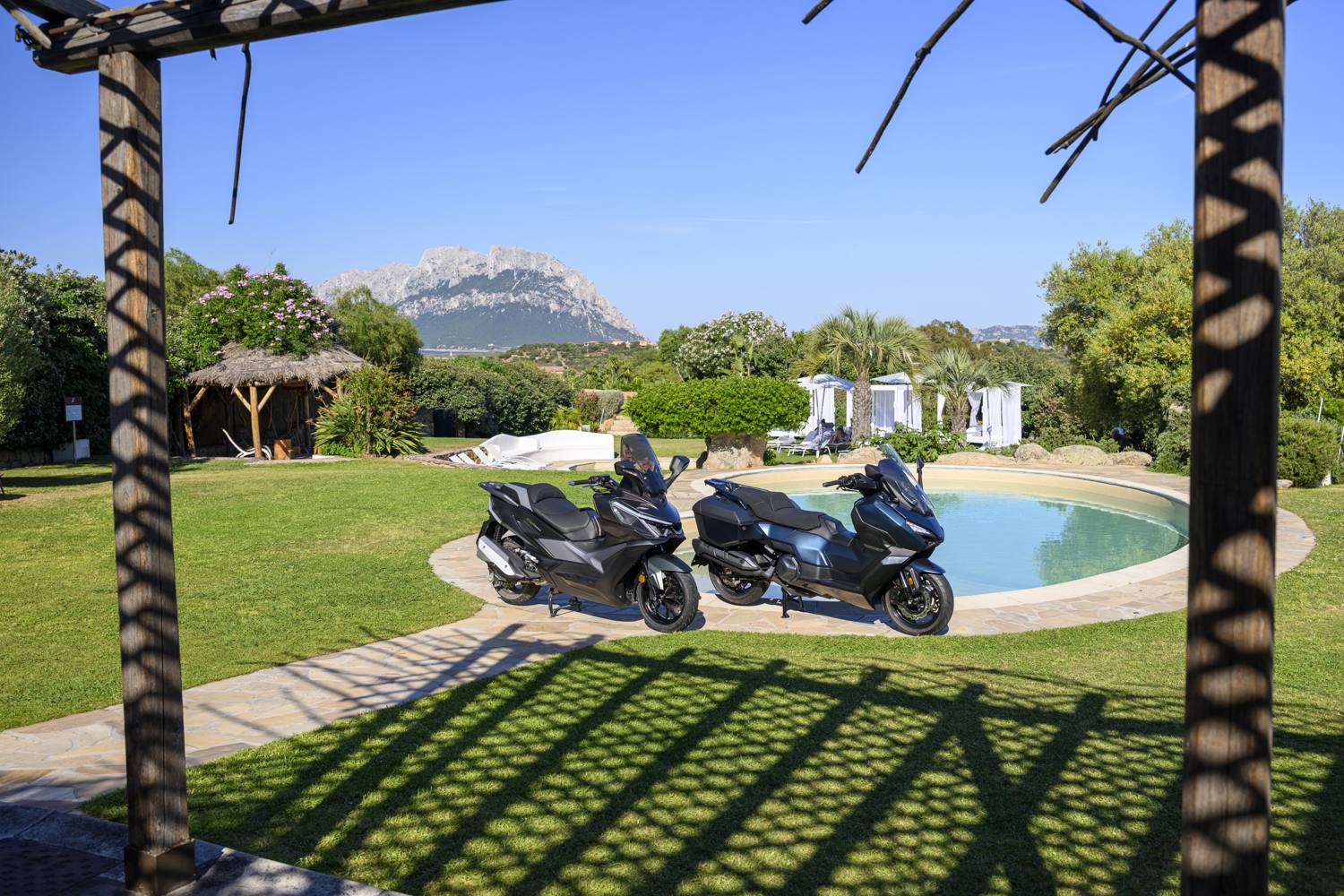 Gli scooter SYM allestiti a bordo piscina nel resort