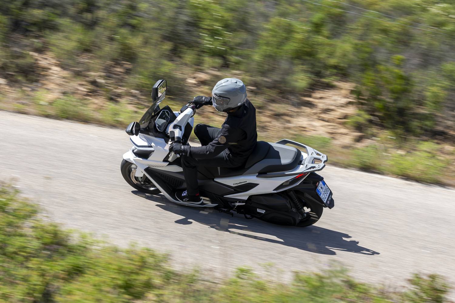 Scooter SYM su strada panoramica