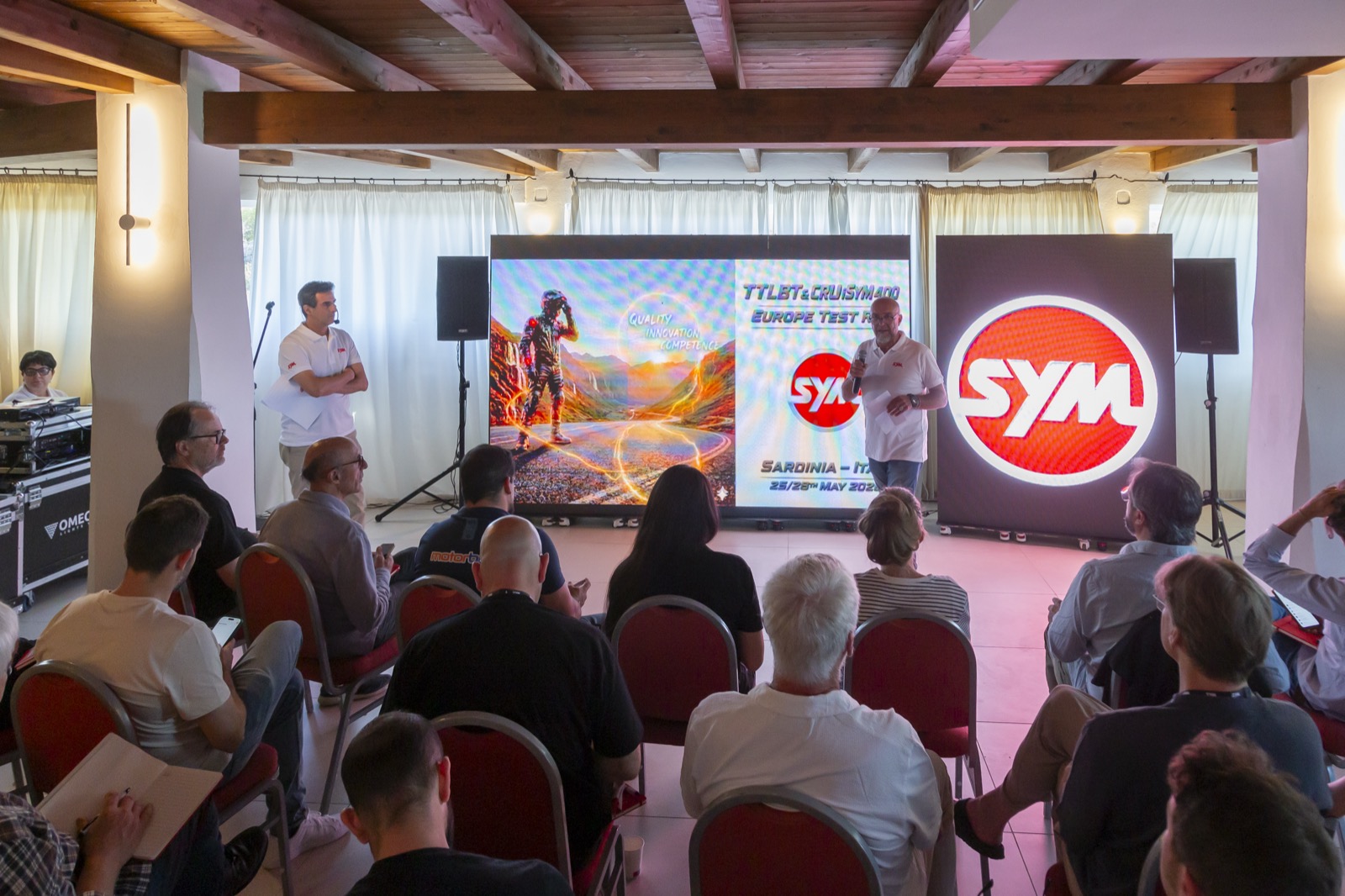 La conferenza stampa con i giornalisti in sala davanti ai LED SYM
