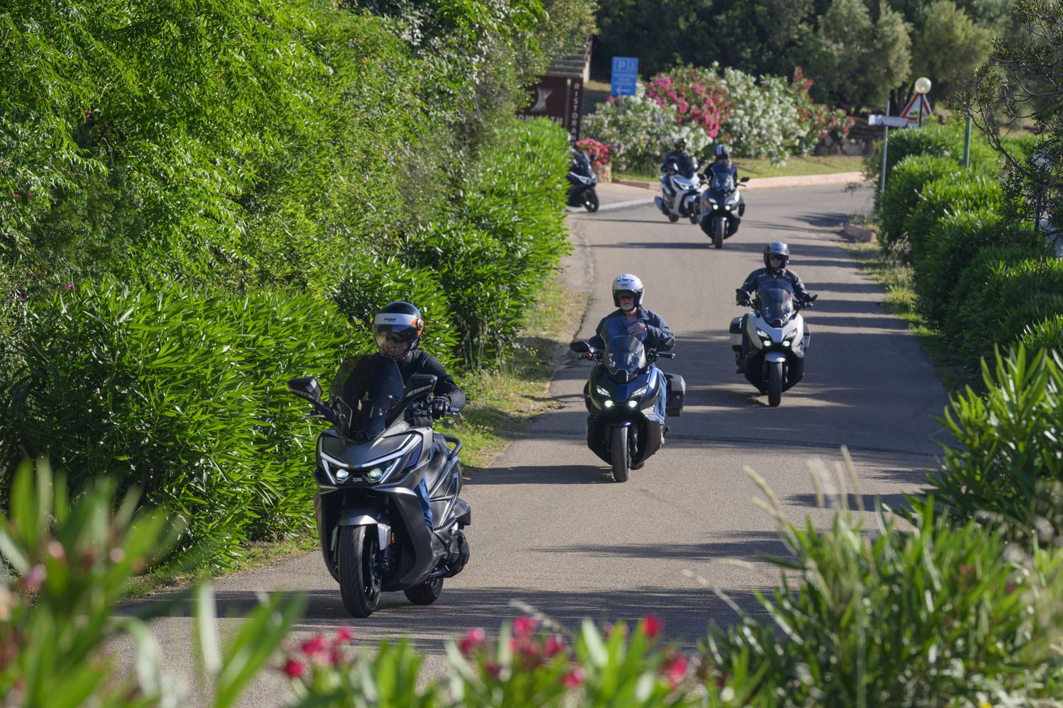 Convoglio di scooter durante il test ride